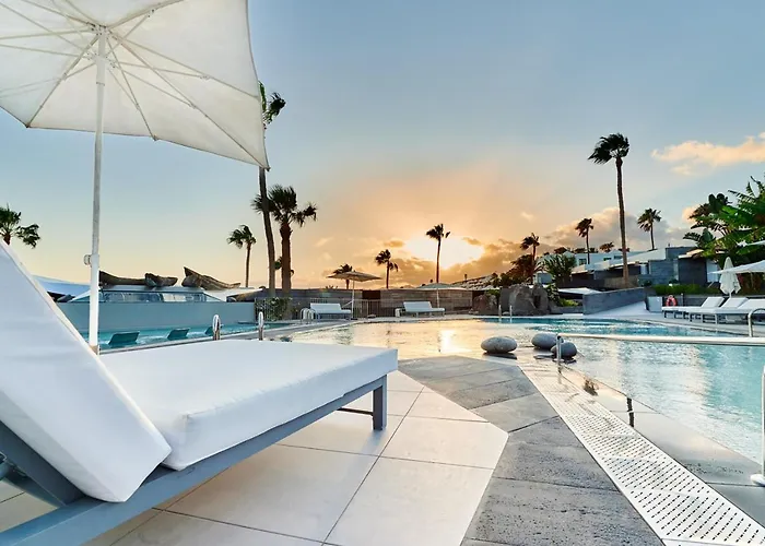 Luxury Hotels in Puerto del Carmen (Lanzarote) near Puerto Calero Marina
